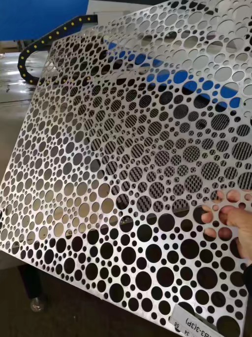 铝单板冲孔为设计提供了一个丰富的创想空间